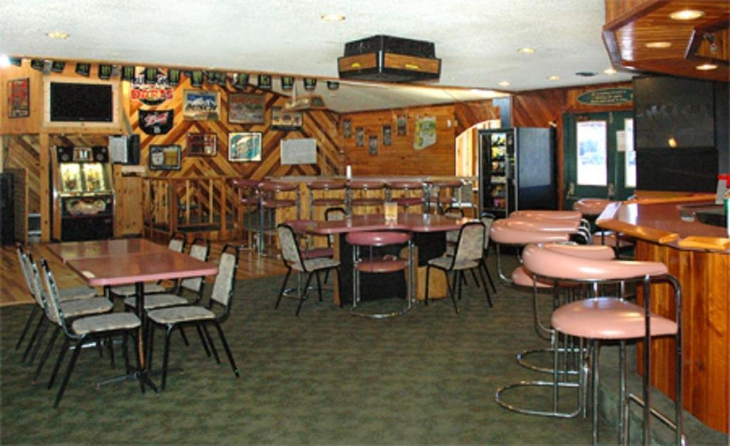Zellar'S Village Inn Newberry Bagian luar foto